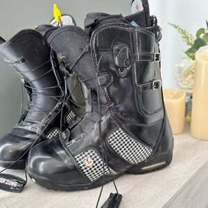 Burton Women’s Black Snowboard Boots with Houndstooth Accents vintage 2007